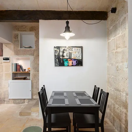 Quaint Ground Floor By The Sea Apartment *