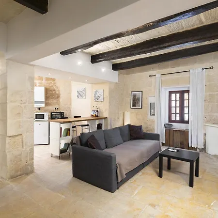 Quaint Ground Floor By The Sea Apartment *